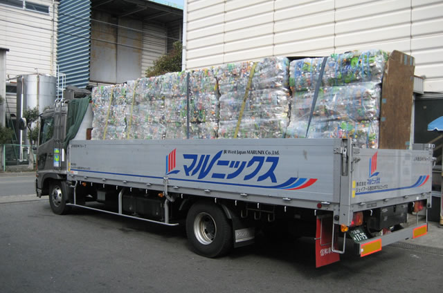 マルニックスのトラックによる廃棄物収集運搬作業