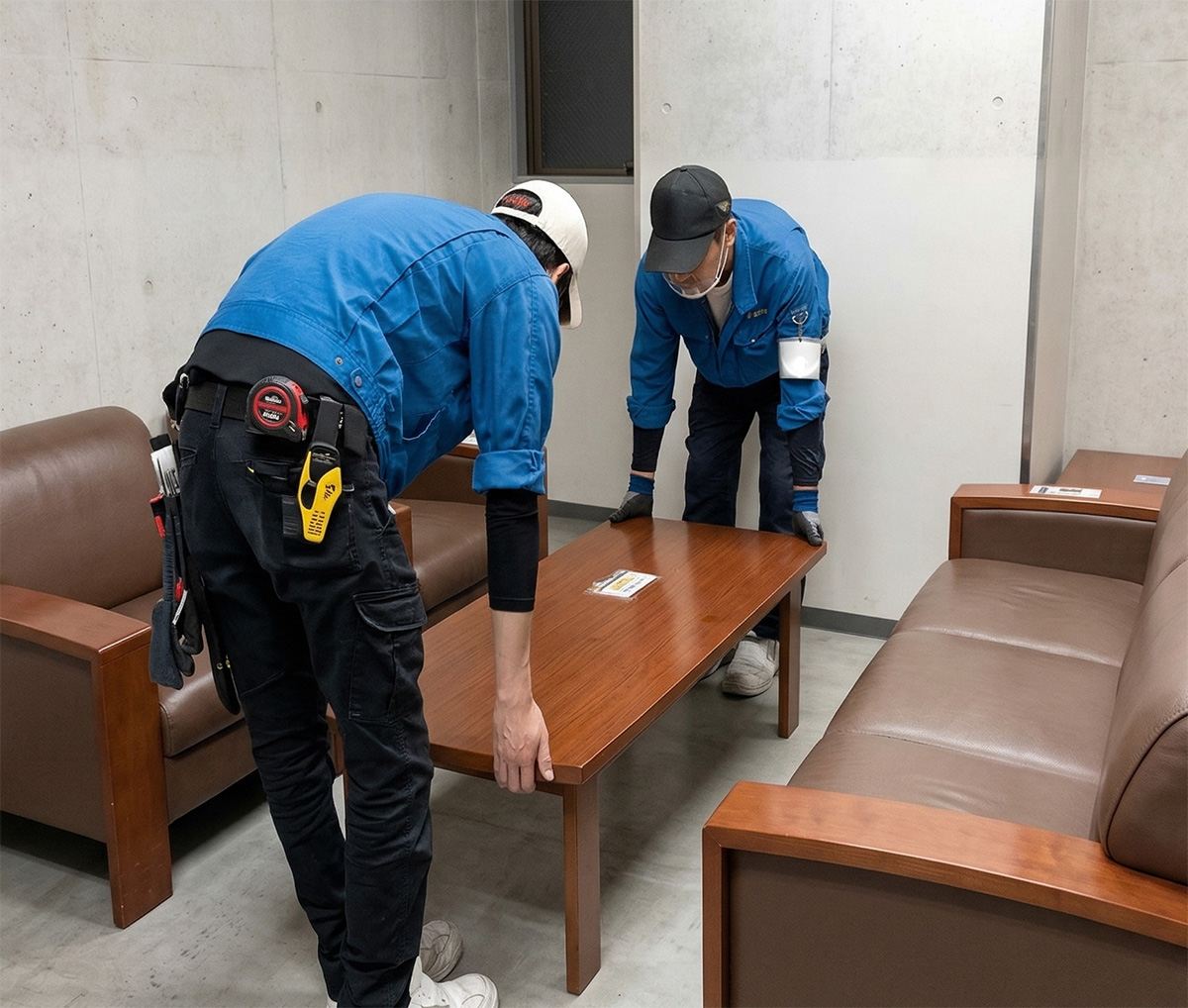 事務所移転・引越の作業（備品を運搬するスタッフ）
