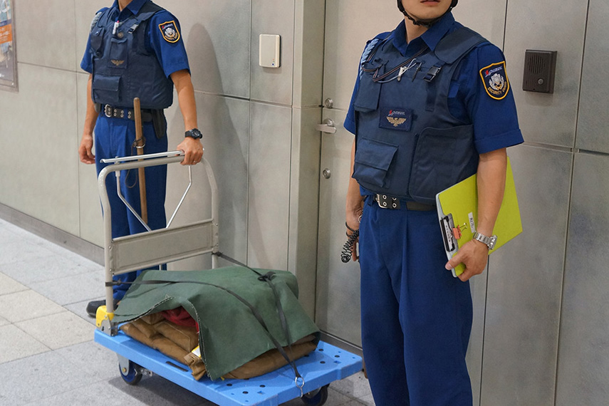 警備員による現金輸送の様子