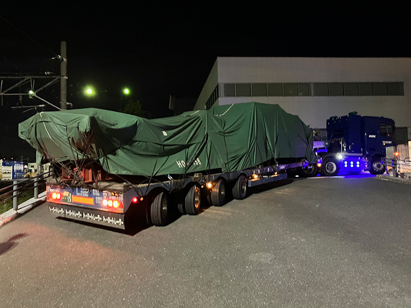 大型低床トレーラによる夜間の重量貨物輸送