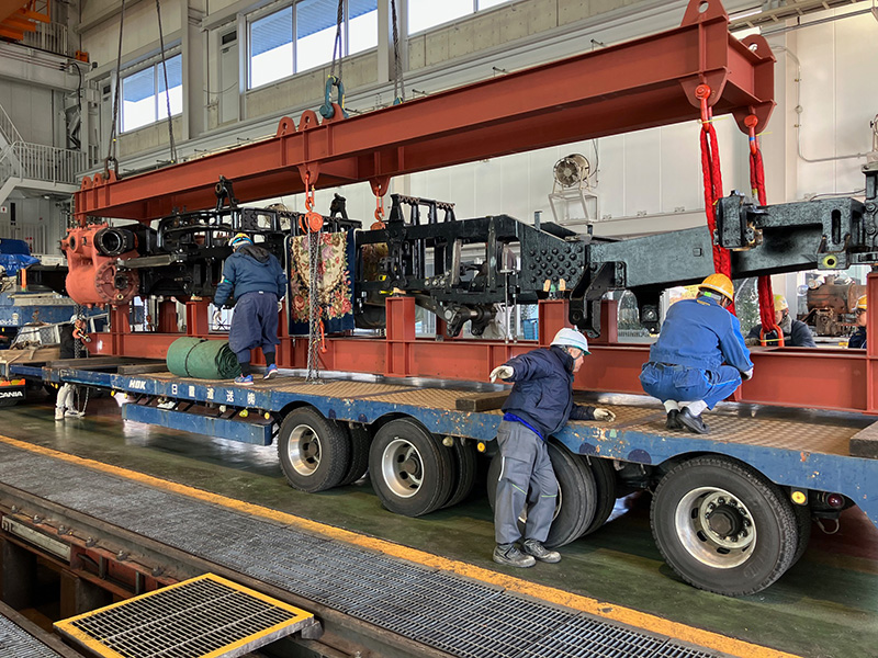 変圧器など大型設備の据え付け・輸送現場