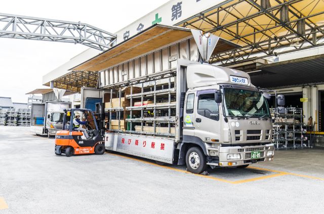 ウィング車による住宅建材の積み込み・輸送